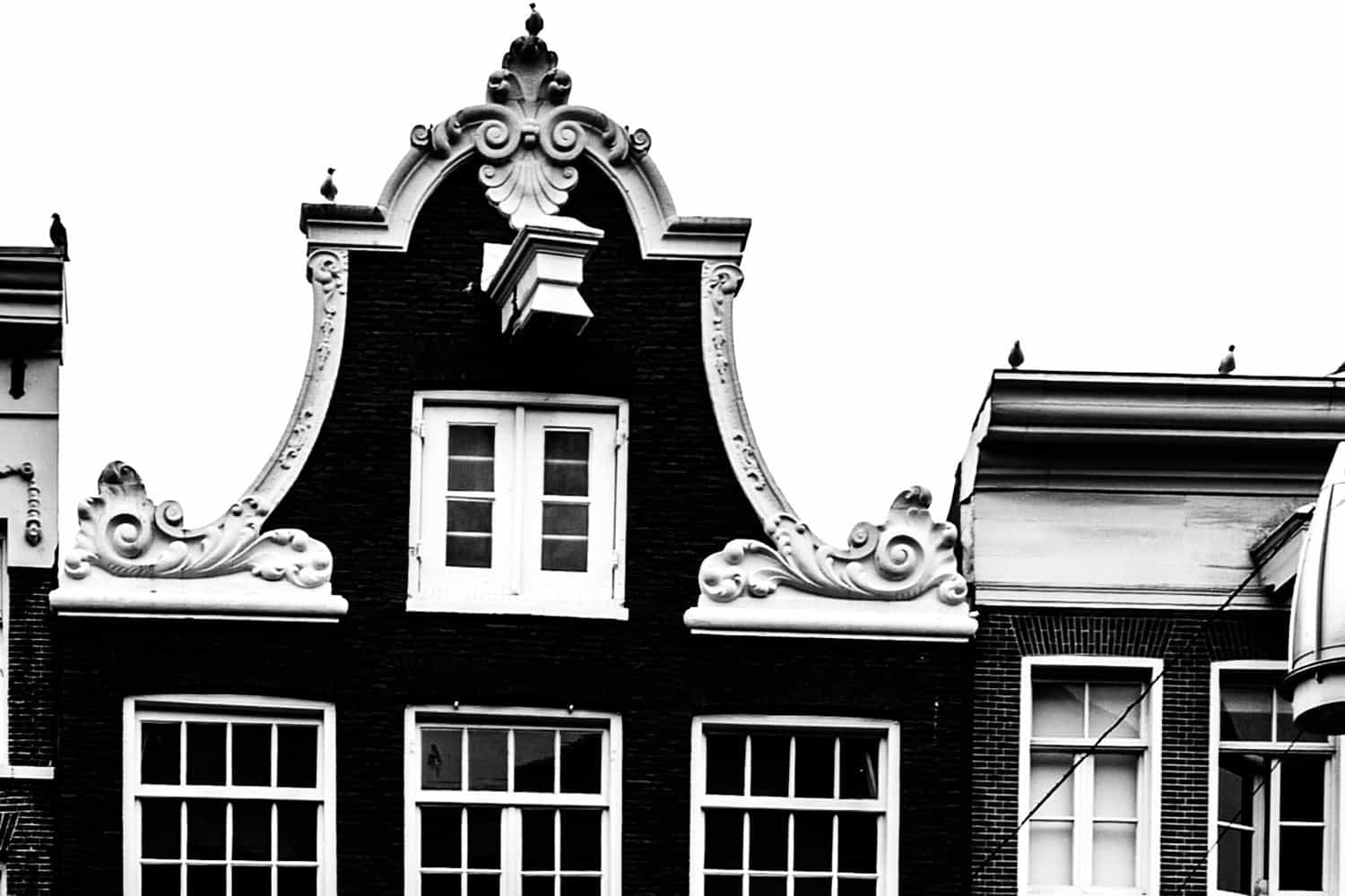 Detail foto van wandkleed Kleedup Amsterdam houses. Wanddecoratie in zwart wit.
